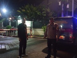 Patroli Malam Satkamling di Jalan Sawo Gondangdia, Bhabinkamtibmas Sampaikan Imbauan Kamtibmas