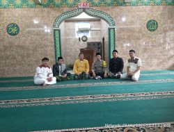 Pererat Silaturahmi, Aiptu Baktiar Emri dengan Ketua DKM dan Ustadz Umar Melalui Sholat Jum’at dan Sambang Cooling System