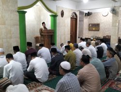 Bhabinkamtibmas Menteng Bersama Walikota Jakarta Pusat Giat Sholat Jumat Berjamaah di Masjid Jami Al Istiqomah