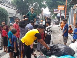 Polisi Hadir Dekat Warga, Bhabinkamtibmas Aktif Dampingi Gerebek Lumpur dan Panen Sayur di Kemayoran