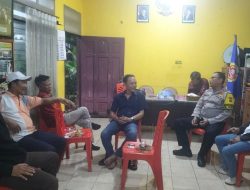 Humanis dan Tegas, Bhabinkamtibmas Bersinergi dengan Warga di Poskamling RW 09