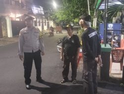 Dekat dengan Warga, Bhabinkamtibmas Sambang Poskamling RW 09 untuk Keamanan Maksimal