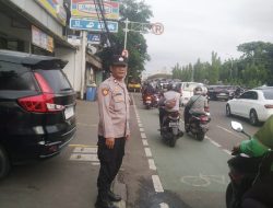 Mengawal Keselamatan: Kapolsubsektor Galur Gatur Lalin Pagi Hari di TL Abdulgani