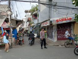 Sambut Pagi dengan Aman: Bhabinkamtibmas Kampung Rawa Gatur Lalin untuk Warga
