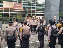 Jakarta Pusat Mencekam! Sidang Hasto Dikepung Massa, 490 Aparat Siaga Penuh