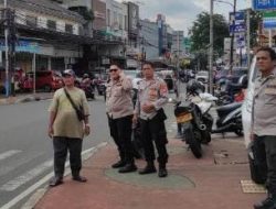 Panit Sabhara Polsek Cempaka Putih Pimpin Patroli Bubaran Sekolah di Taman Solo
