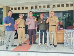 Bhabinkamtibmas Menteng Serahkan Bantuan Tongkat Fisik kepada Warga RW 03 Menteng Di Kantor Kelurahan Menteng