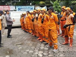 Bhabinkamtibmas Menteng Berikan Arahan dan Motivasi Kepada Petugas PPSU Untuk Jaga Kekompakan dan Keamanan Lingkungan