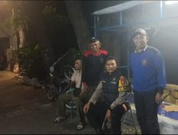 . Ngobrol Santai Bareng Warga, Bhabinkamtibmas Sambangi Satkamling di Raden Saleh II
