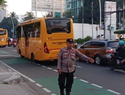 Pelayanan Pagi Hari Kapolsubsektor Cut Mutia Bantu Murid Dan Karyawan Di Jalan Menteng Raya Depan SMA Kanisius