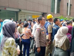 Bhabinkamtibmas-Babinsa Karet Tengsin Monitoring Latihan Evakuasi Kebakaran Gedung Mid Plaza