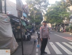 Bhabinkamtibmas Kelurahan Johar Baru Atur Lalu Lintas Pagi di Depan SMK Kampung Jawa