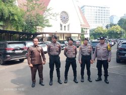Polsek Metro Menteng Amankan Giat Kebaktian Kenaikan Isa Al Masih Di Gereja ST. Theresia Menteng