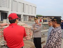 *Sambut Hari Bhayangkara Ke-79 : Polres Metro Bekasi Peduli Tempat Ibadah, Salurkan 100 Sak Semen di Gereja Katolik Paroki Ibu Teresa Lippo Cikarang*