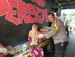 “Jumat Berkah di Karang Anyar” Polsek Sawah Besar Bagikan Nasi Kotak untuk Warga”