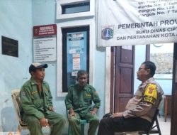 Sambang Poskamling RW 06, Bhabinkamtibmas Ajak Warga Aktif Ciptakan Keamanan