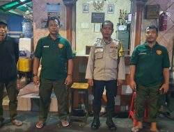 Kerja Sama Dan Keakraban Bhabinkamtibmas Pasar Baru Dan Linmas Di Pos Satkamling