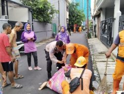 Gerebek Lumpur, Kolaborasi Tiga Pilar Cempaka Putih Timur Bersihkan Lingkungan dan Saluran Air