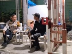 Antisipasi Kejahatan Lingkungan, Bhabinkamtibmas Cempaka Putih Timur Sambangi Pos Kamling di Tengah Malam