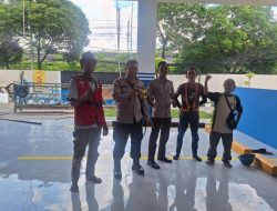 Pelayanan Pagi Bhabinkamtibmas Gondangdia Bantu Murid SDN Gondangdia 03 Masuk Sekolah