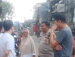 Polisi Geruduk Permukiman Warga! Warga Kemayoran Justru Sambut dengan Hangat