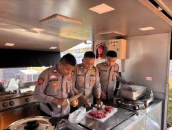*Polda Metro Jaya Gelar Dapur Lapangan untuk Bantu Pengungsi Kebakaran di Kapuk Muara*