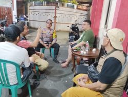 Gerakan Sunyi Penjaga Kampung, Bhabinkamtibmas Sambangi Pos Kamling RW 07 di Tengah Malam