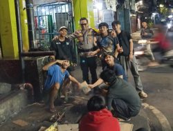 Anak Nongkrong, Polisi Tilik! Patroli Malam Kampung Rawa Kawal Situasi Kondusif dan Lingkungan Bersih