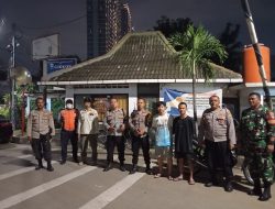 Patroli Tiga Pilar Bubarkan Remaja Nongkrong di Pinggir Kali Ciliwung