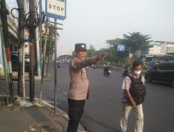 Demi Keamanan dan Kelancaran, Kapolsubsektor Galur Turun Langsung Atur Lalu Lintas