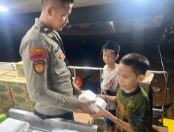 *Polisi Gelar Dapur Lapangan untuk Pengungsi Korban Kebakaran di Kapuk Muara*