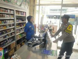 Bangun Rasa Aman dari Lingkungan, Bhabinkamtibmas Sambangi Karyawan Indomaret