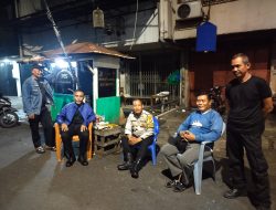 Bhabinkamtibmas Sambangi Pos Satkamling di Pasar Baru, Antisipasi Tawuran