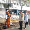 Rabu Tertib, Bhabinkamtibmas Kelurahan Kemayoran Tertibkan Pelaku Pembuangan Sampah Sembarangan