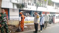 Rabu Tertib, Bhabinkamtibmas Kelurahan Kemayoran Tertibkan Pelaku Pembuangan Sampah Sembarangan