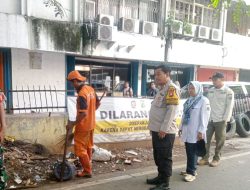 Rabu Tertib, Bhabinkamtibmas Kelurahan Kemayoran Tertibkan Pelaku Pembuangan Sampah Sembarangan