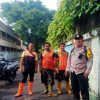 Bhabinkamtibmas Sambangi Petugas Sudin Tata Air, Sampaikan Pesan Kamtibmas di Kali Probolinggo