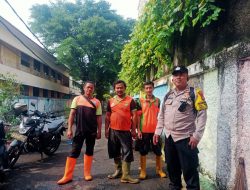 Bhabinkamtibmas Sambangi Petugas Sudin Tata Air, Sampaikan Pesan Kamtibmas di Kali Probolinggo