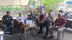 Bhabinkamtibmas Pegangsaan Pantau Kegiatan Normalisasi Drainase di Jalan Talang Ujung