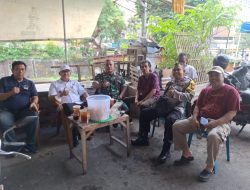 Bhabinkamtibmas Pegangsaan Pantau Kegiatan Normalisasi Drainase di Jalan Talang Ujung