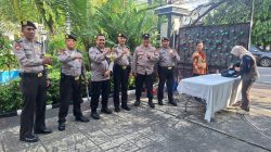 Personel Menteng Pam Giat Penandatanganan Petisi dan Buku Duka Cita di Kediaman Kedubes Islam Iran