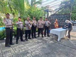 Personel Menteng Pam Giat Penandatanganan Petisi dan Buku Duka Cita di Kediaman Kedubes Islam Iran