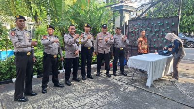 Personel Menteng Pam Giat Penandatanganan Petisi dan Buku Duka Cita di Kediaman Kedubes Islam Iran