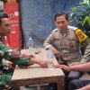 Bhabinkamtibmas dan Babinsa Sambangi Warga RW 002 Kebon Melati, Ajak Bersama Jaga Kamtibmas