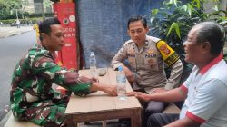 Bhabinkamtibmas dan Babinsa Sambangi Warga RW 002 Kebon Melati, Ajak Bersama Jaga Kamtibmas