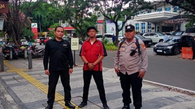 Bhabinkamtibmas Silaturahmi Berikan Himbauan Security Serta Petugas Valet Parkir