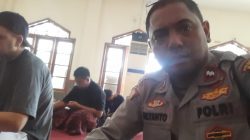 Personel Patmor Menteng Bersama Warga Laksanakan Sholat Jumat Berjamaah di Masjid Jami Ahmad Yani