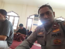 Personel Patmor Menteng Bersama Warga Laksanakan Sholat Jumat Berjamaah di Masjid Jami Ahmad Yani