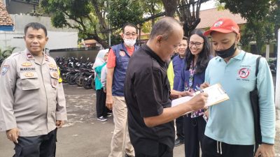 Bhabinkamtibmas Kelurahan Senen Monitoring Giat Jumling PSN di RW 01 untuk Cegah DBD