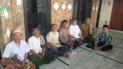 Dekatkan Diri dan Warga, Aiptu Baktiar Shalat Jumat Bersama dan Ajak Warga Jaga Kamtibmas